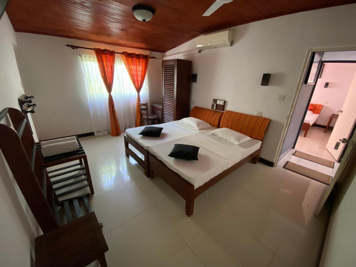 Beach Walk Hotel Unawatuna Exterior photo