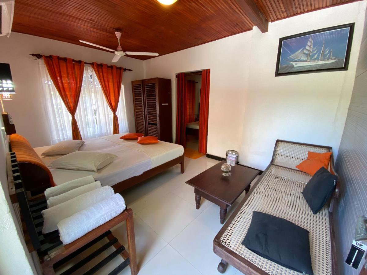 Beach Walk Hotel Unawatuna Exterior photo